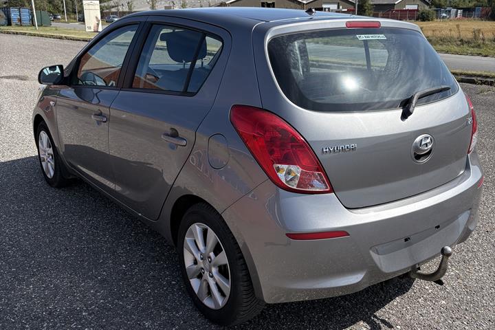 Grå Hyundai i20 fra 2013