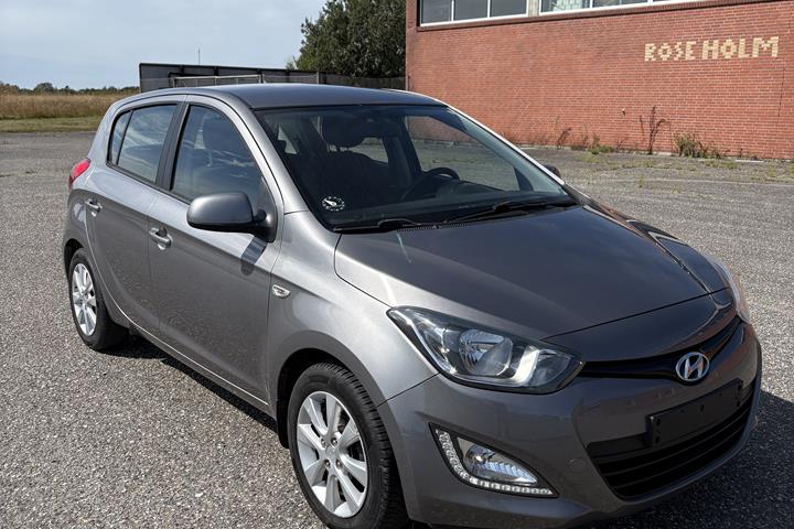 Grå Hyundai i20 fra 2013