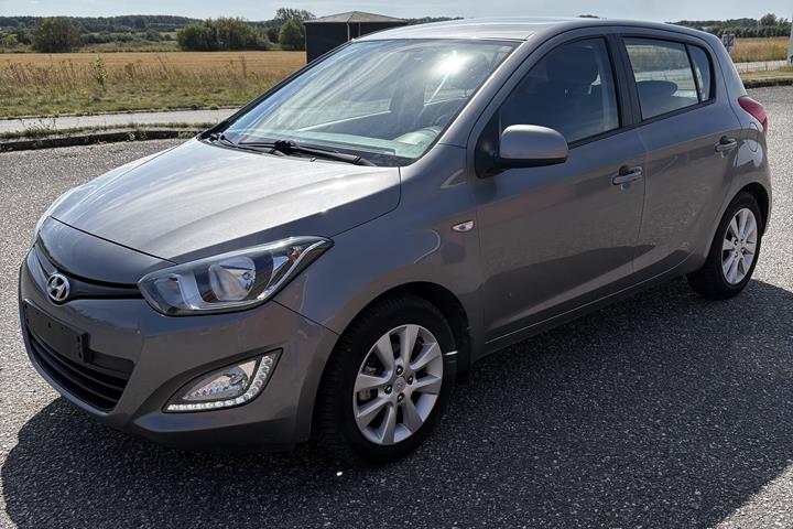 Grå Hyundai i20 fra 2013