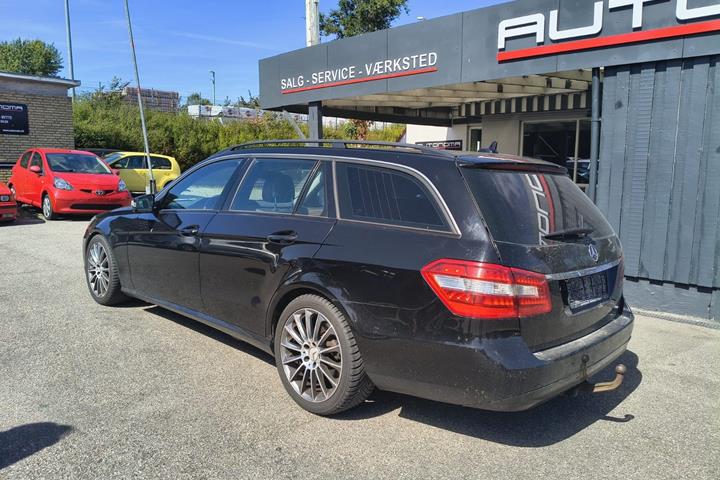 Sort Mercedes E200 fra 2010