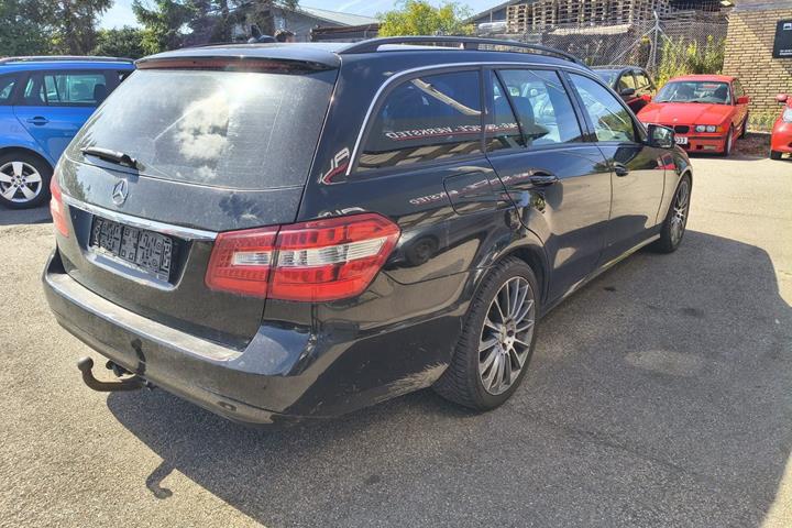 Sort Mercedes E200 fra 2010