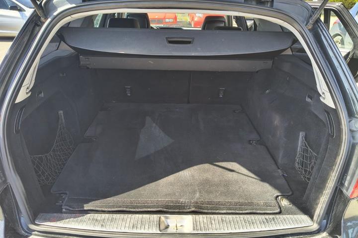 Sort Mercedes E200 fra 2010