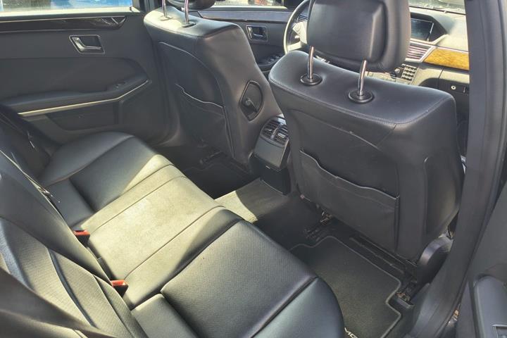 Sort Mercedes E200 fra 2010