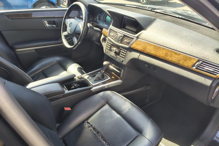 Sort Mercedes E200 fra 2010