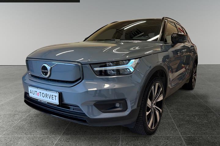 Blå Volvo XC40 fra 2021 set udefra
