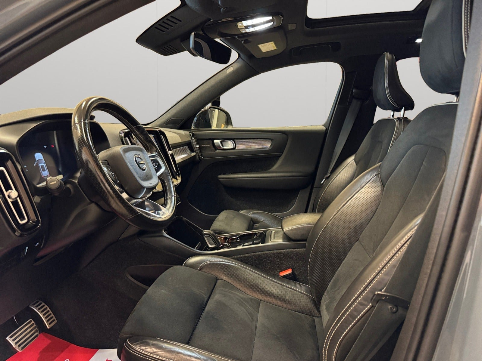 Blå Volvo XC40 fra 2021