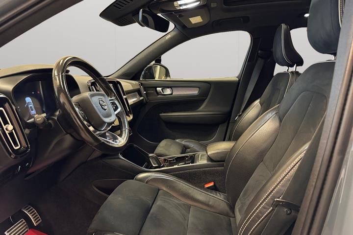 Blå Volvo XC40 fra 2021