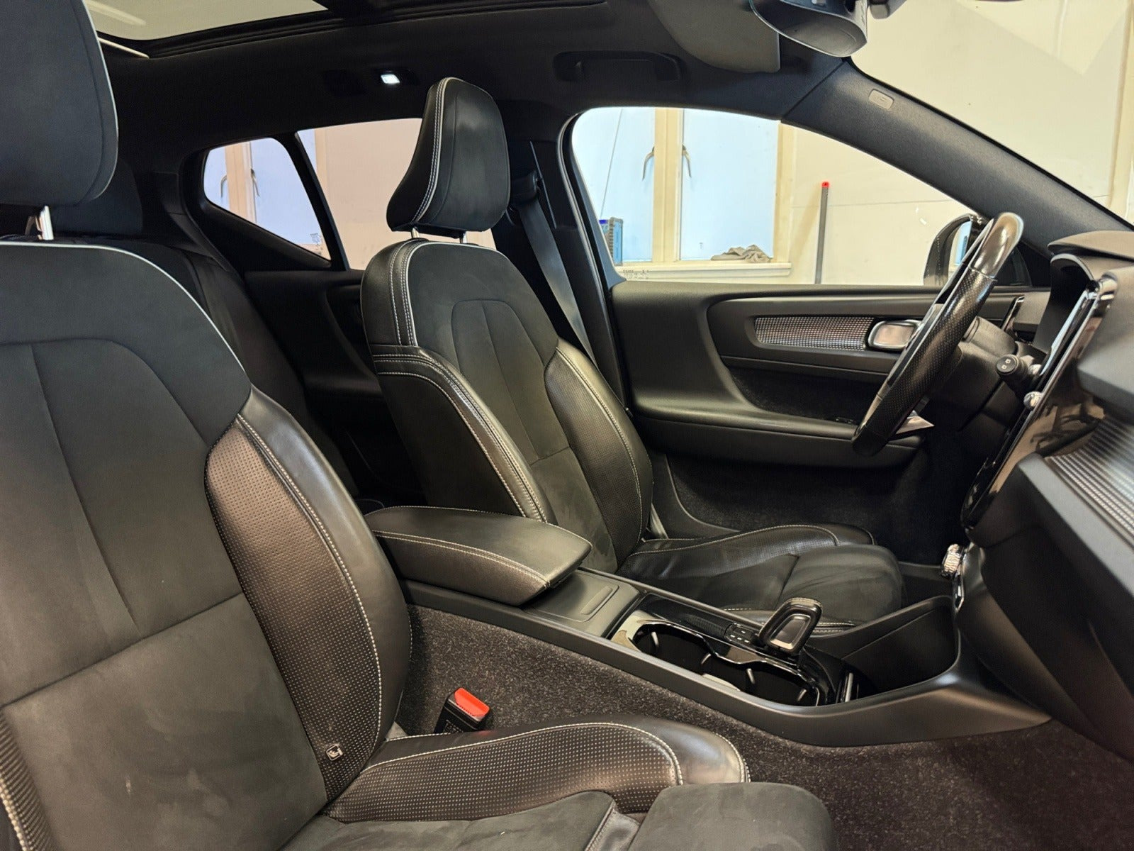 Blå Volvo XC40 fra 2021