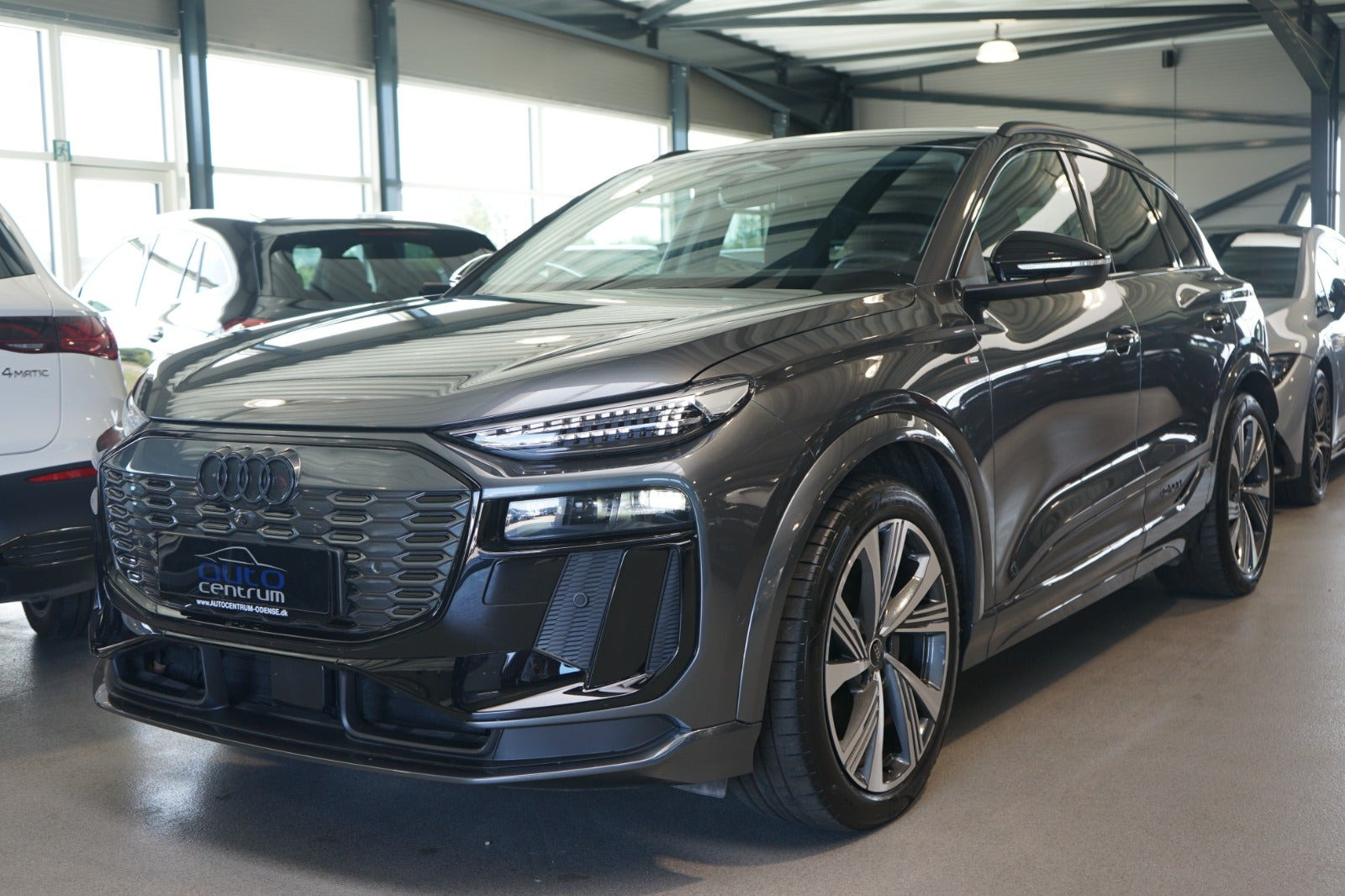 Grå Audi Q6 e-tron fra 2025