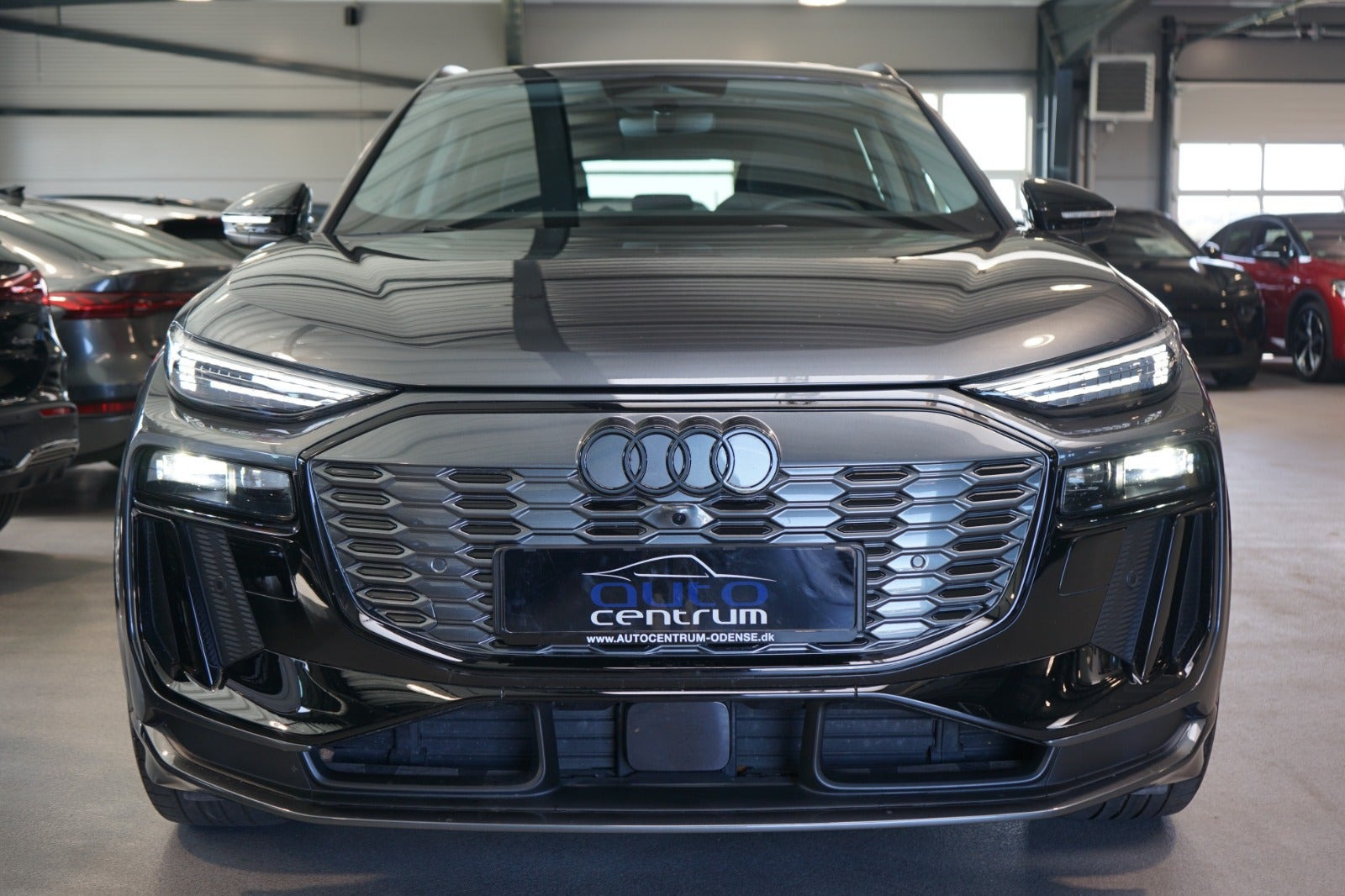 Grå Audi Q6 e-tron fra 2025