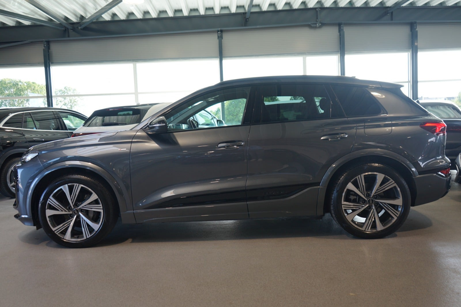 Grå Audi Q6 e-tron fra 2025