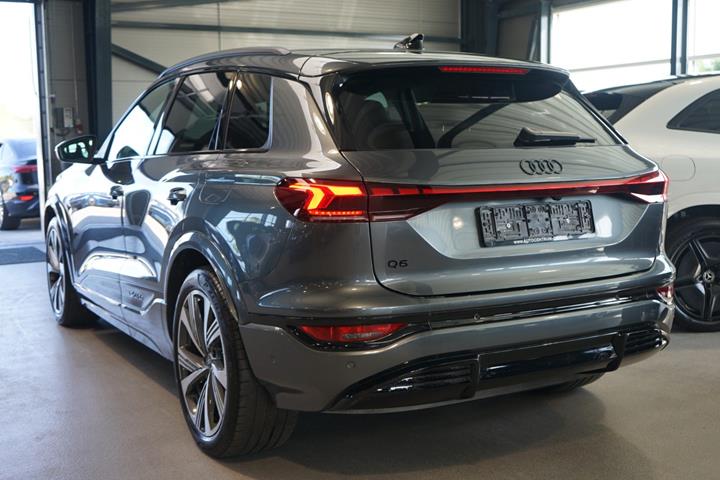 Grå Audi Q6 e-tron fra 2025