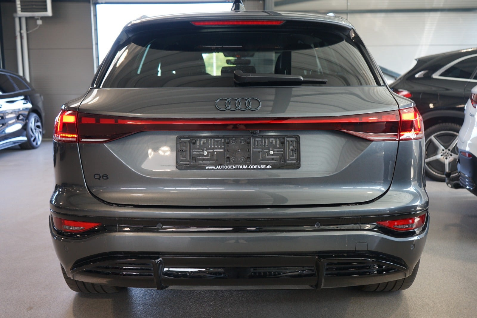 Grå Audi Q6 e-tron fra 2025