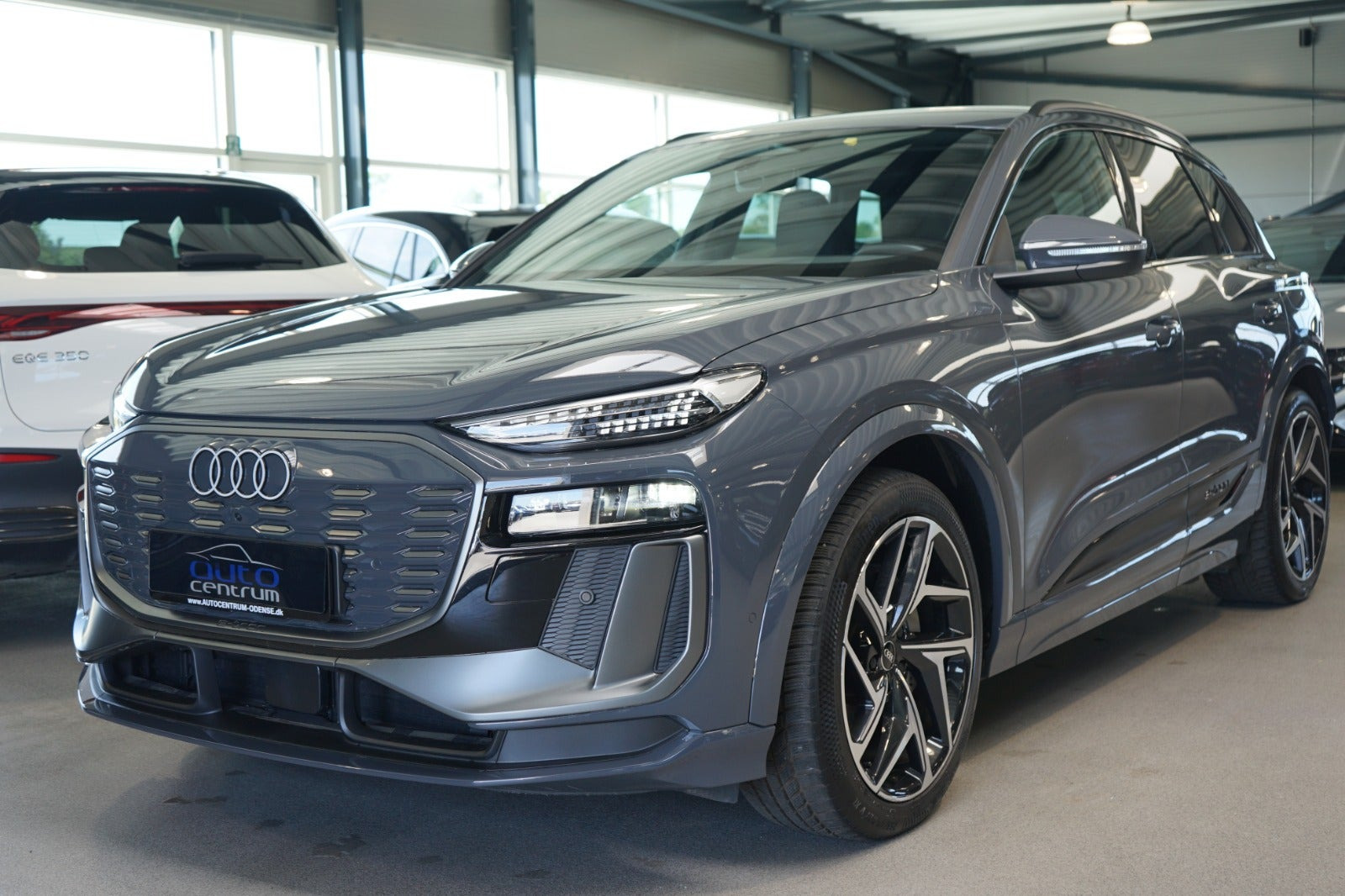 Grå Audi Q6 e-tron fra 2025