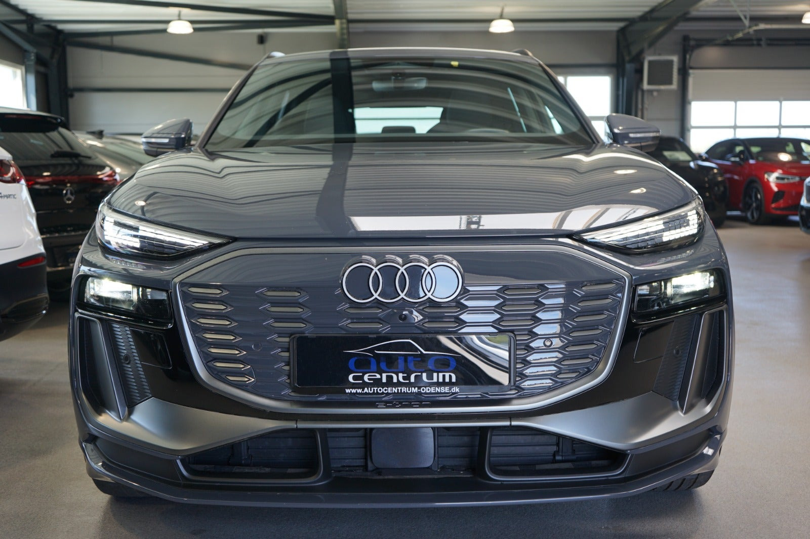 Grå Audi Q6 e-tron fra 2025