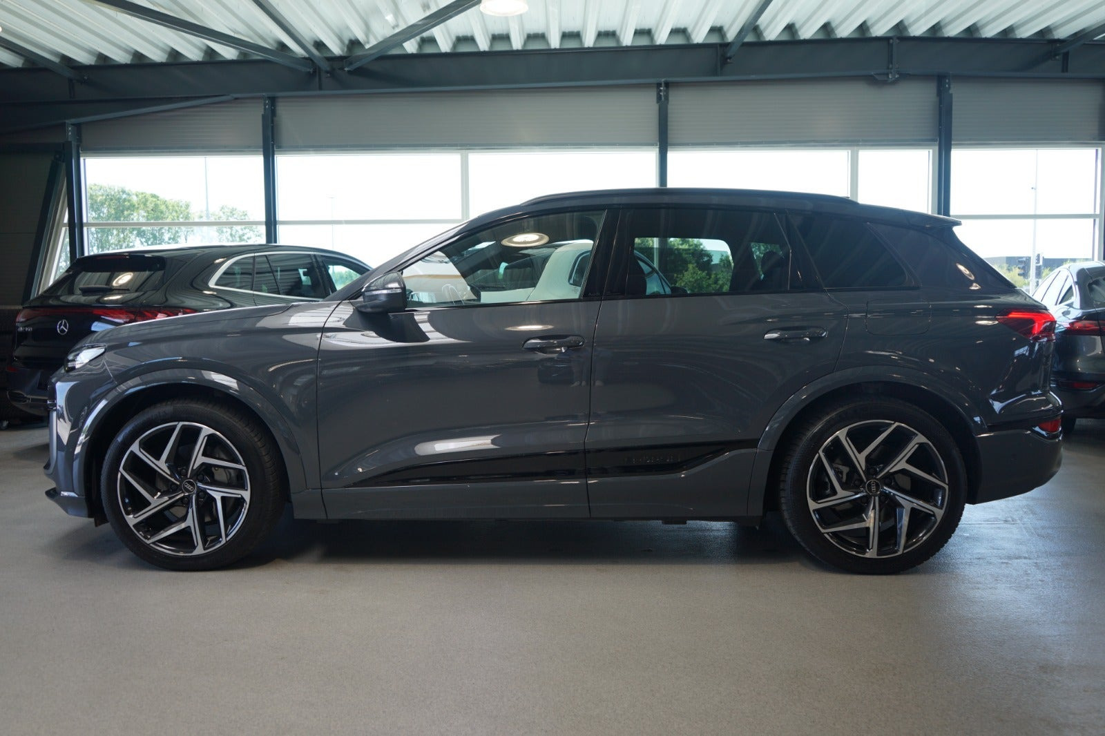 Grå Audi Q6 e-tron fra 2025