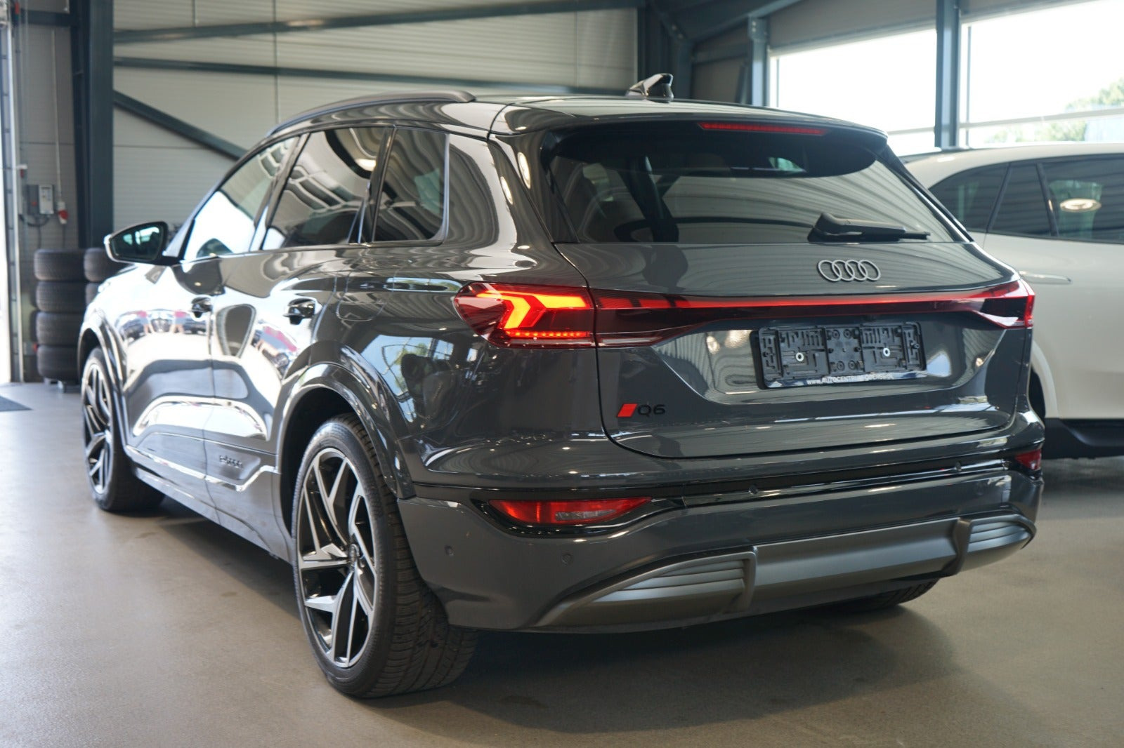 Grå Audi Q6 e-tron fra 2025