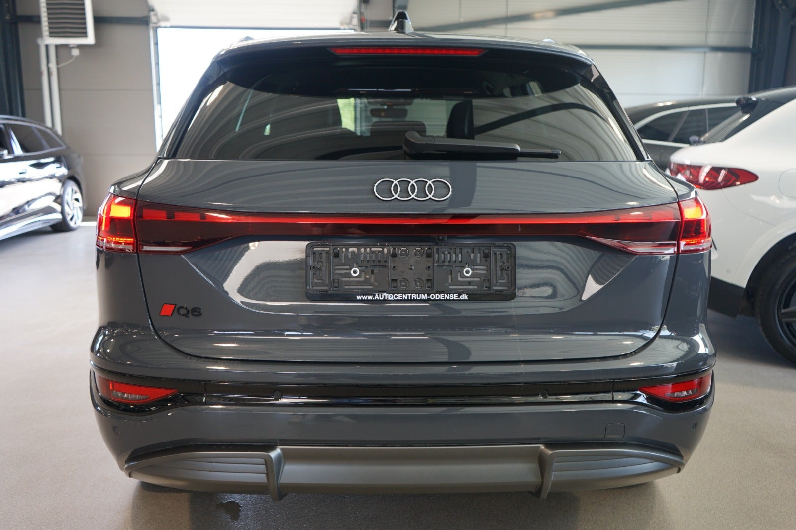 Grå Audi Q6 e-tron fra 2025