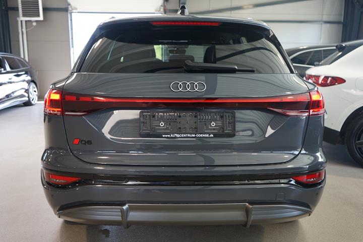 Grå Audi Q6 e-tron fra 2025