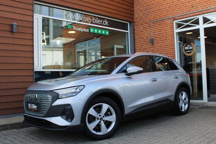 Sølv Audi Q4 e-tron fra 2022