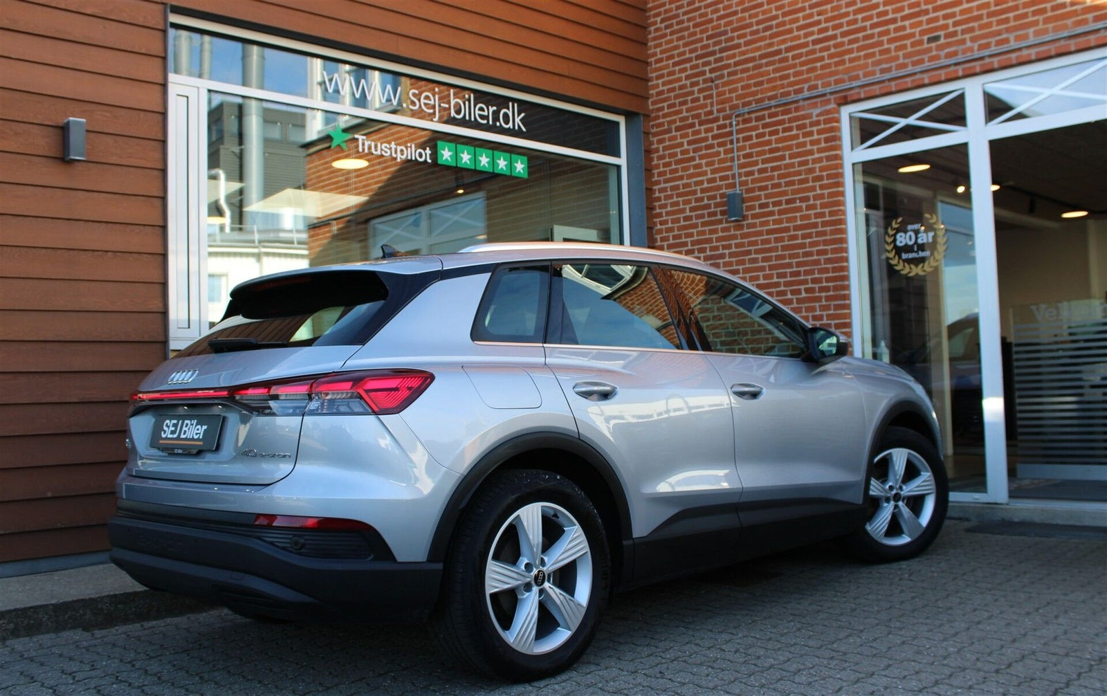 Sølv Audi Q4 e-tron fra 2022