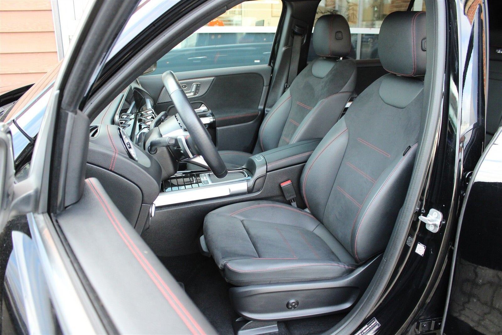 Sort Mercedes EQB250+ fra 2024