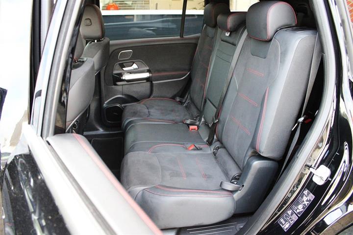 Sort Mercedes EQB250+ fra 2024