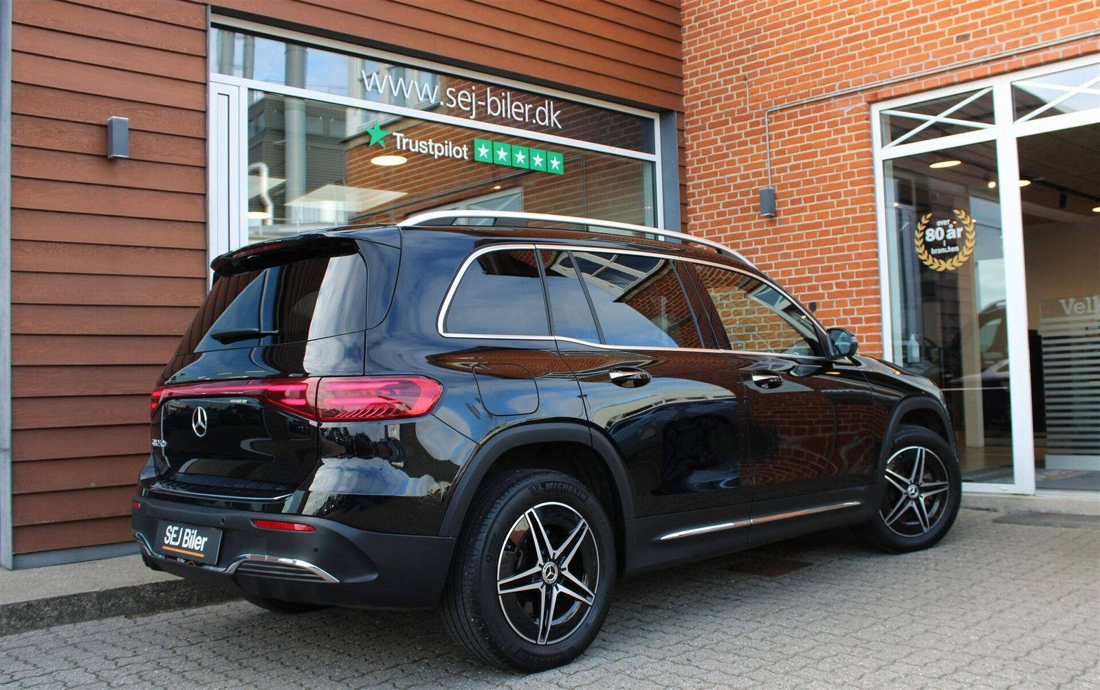 Sort Mercedes EQB250+ fra 2024