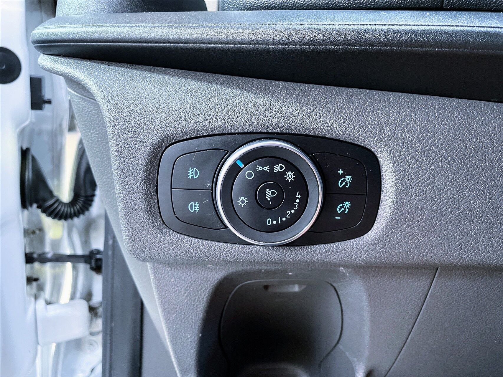 Hvid Ford Transit Custom fra 2022