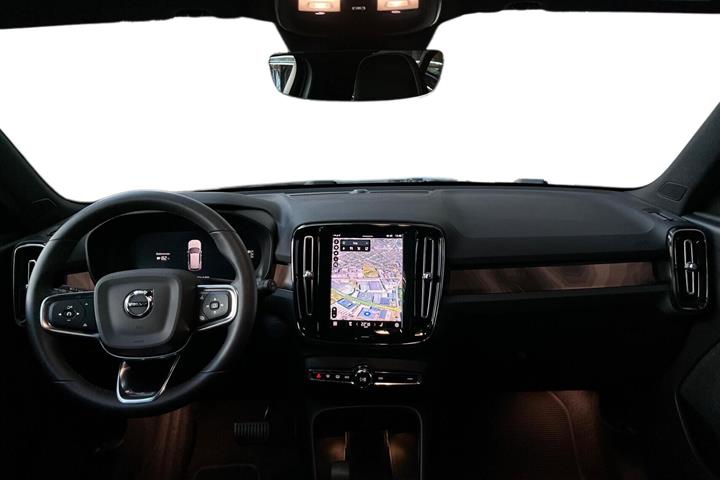 Blå Volvo XC40 fra 2022