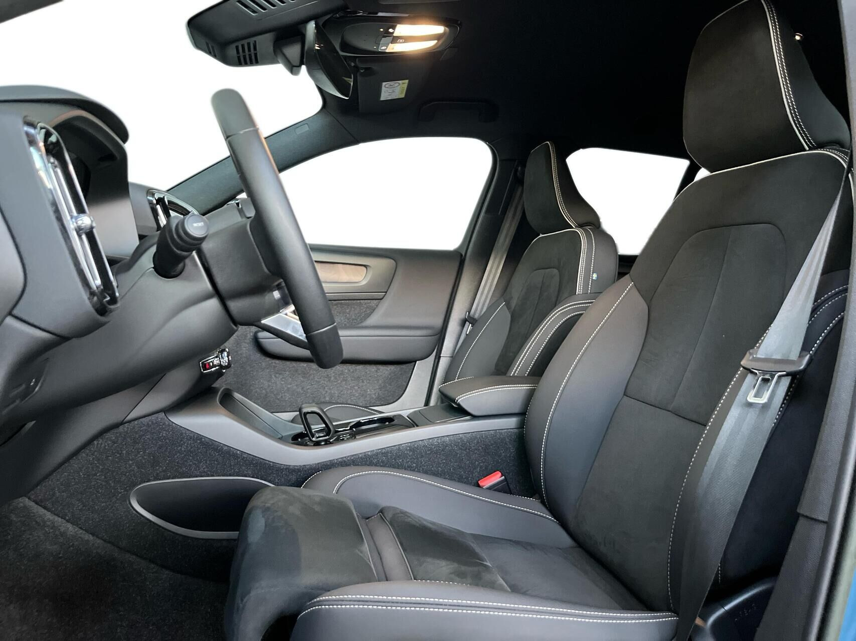 Blå Volvo XC40 fra 2022
