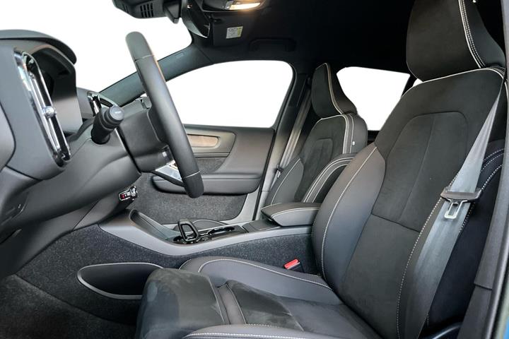 Blå Volvo XC40 fra 2022