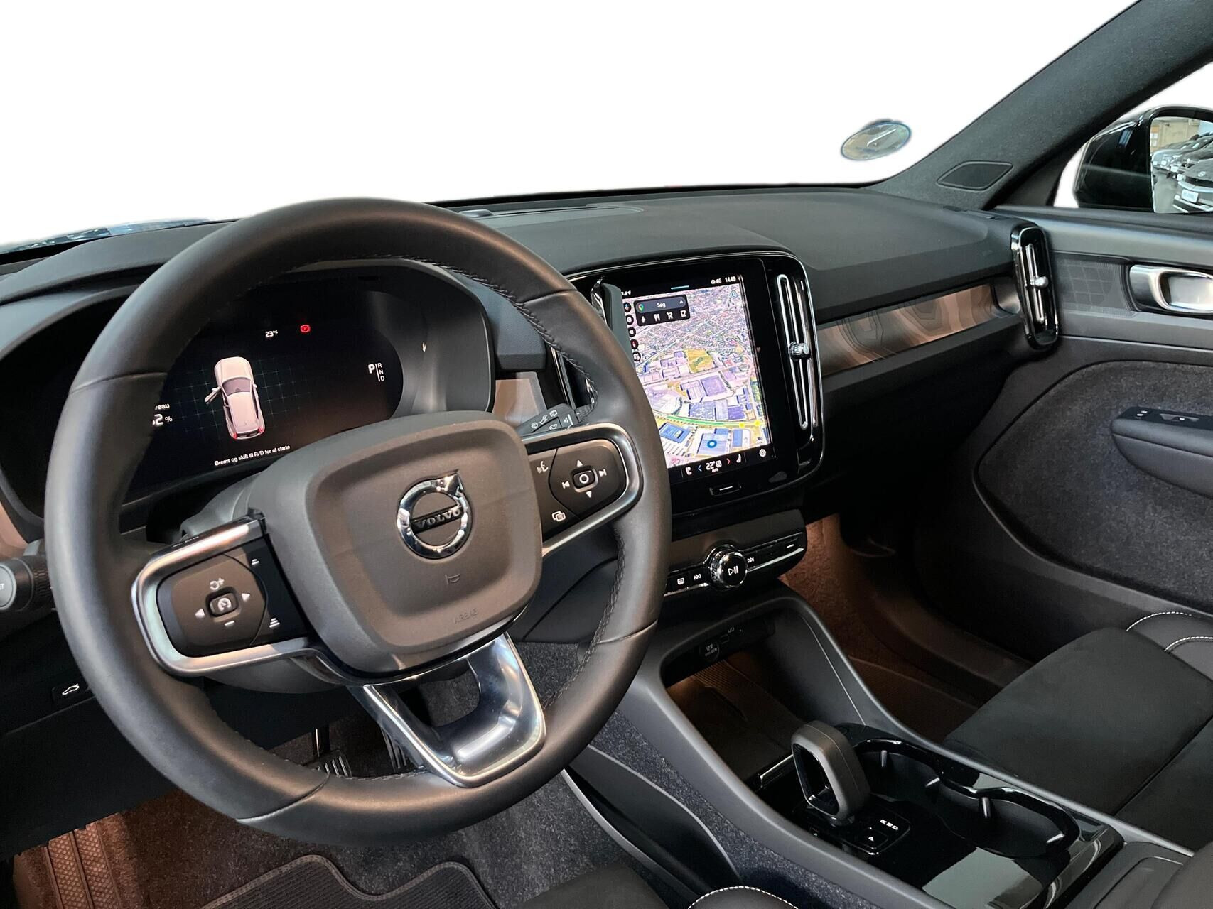 Blå Volvo XC40 fra 2022