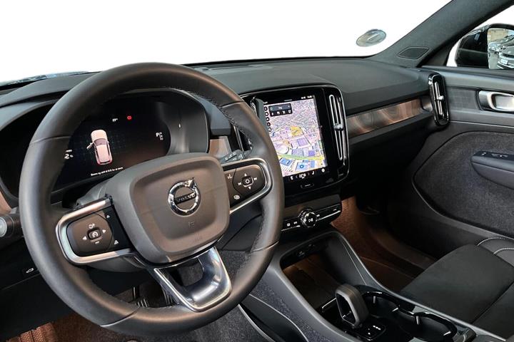Blå Volvo XC40 fra 2022