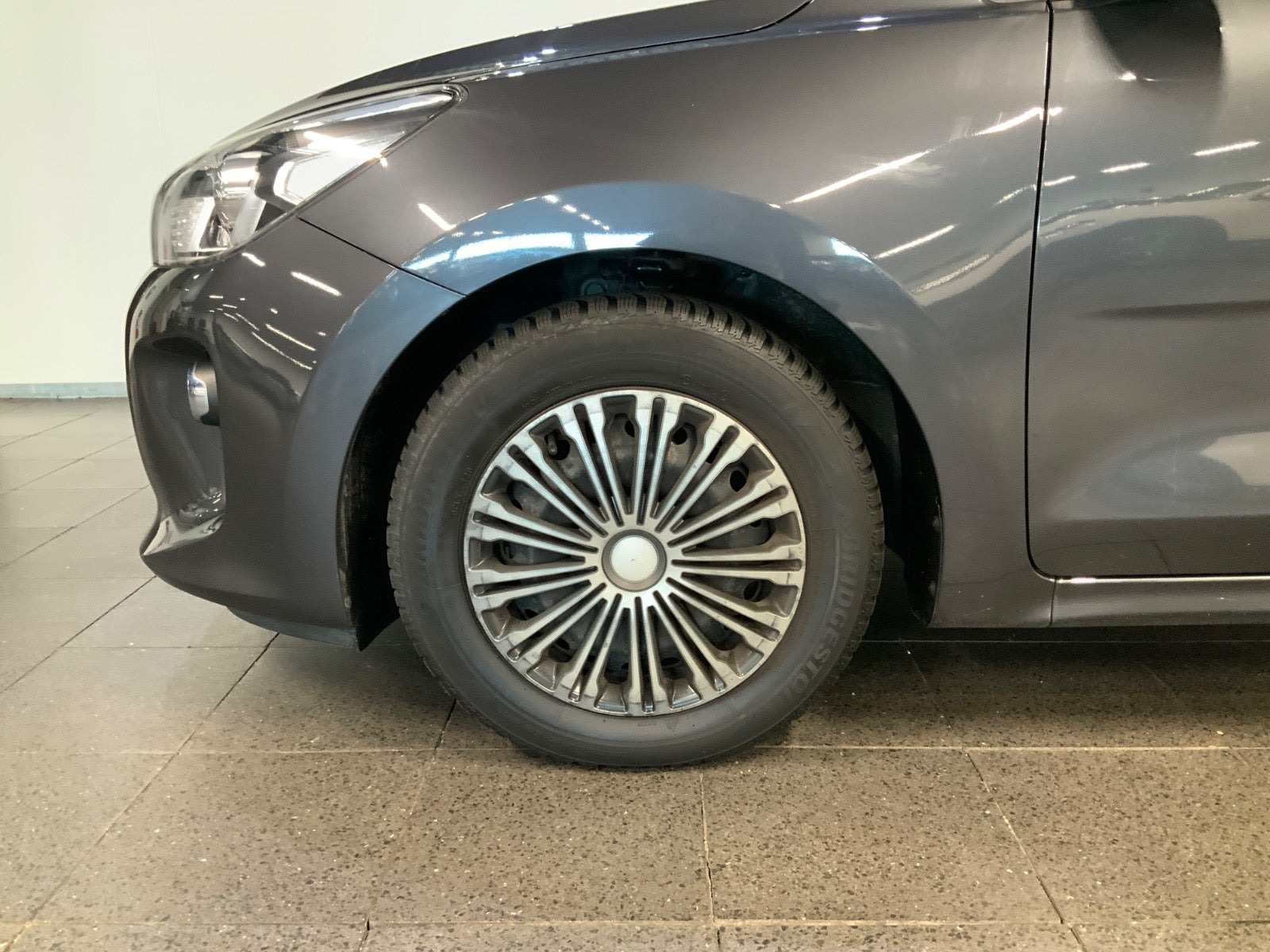Grå Kia Rio fra 2018