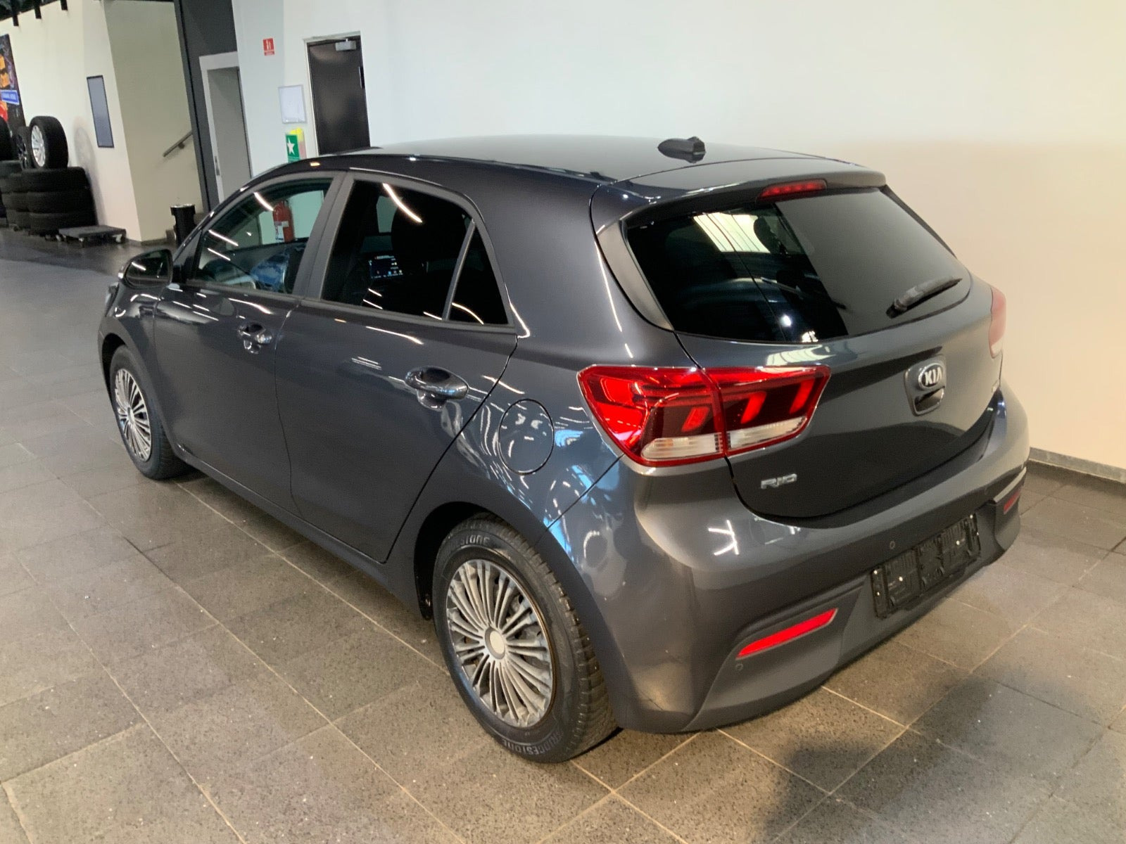 Grå Kia Rio fra 2018
