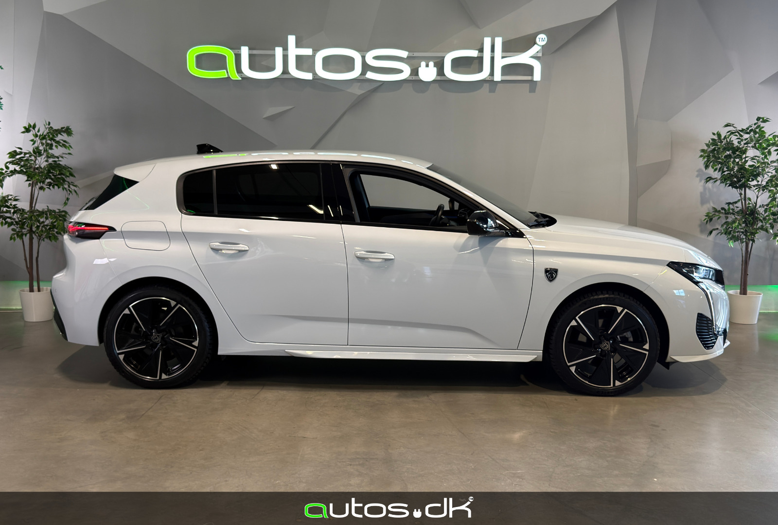 Hvid Peugeot E-308 fra 2024