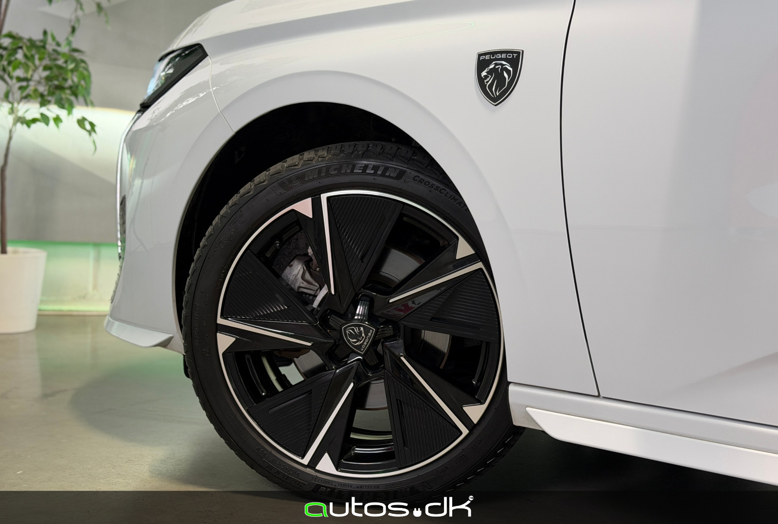 Hvid Peugeot E-308 fra 2024