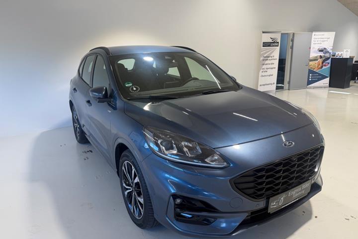 Blå Ford Kuga fra 2020 set udefra