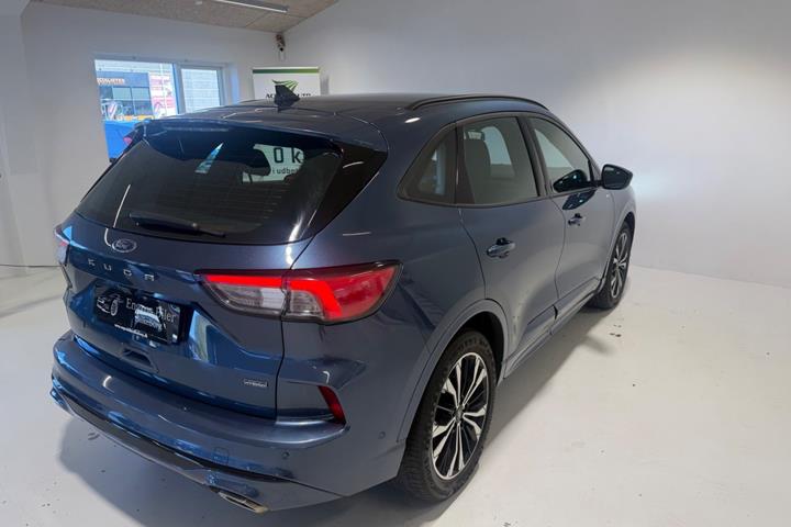 Blå Ford Kuga fra 2020