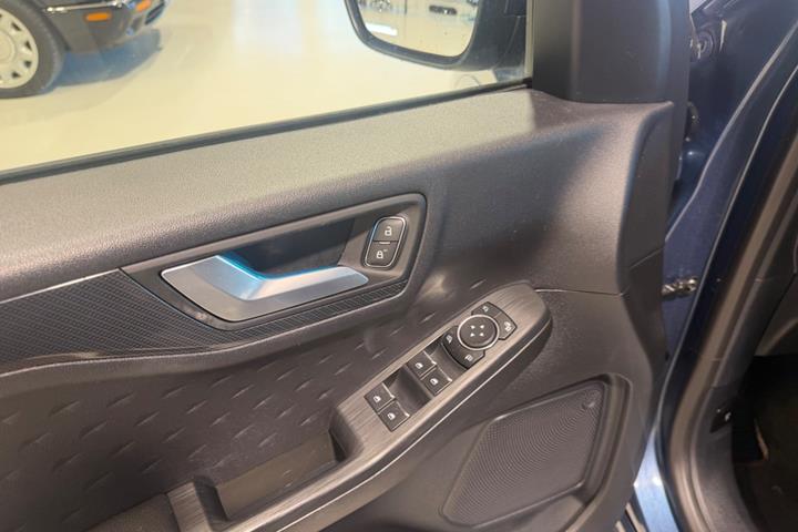 Blå Ford Kuga fra 2020
