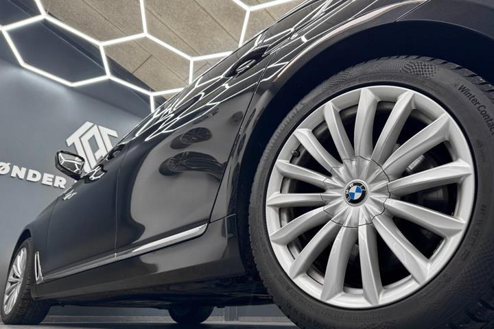Sort BMW 730d fra 2018
