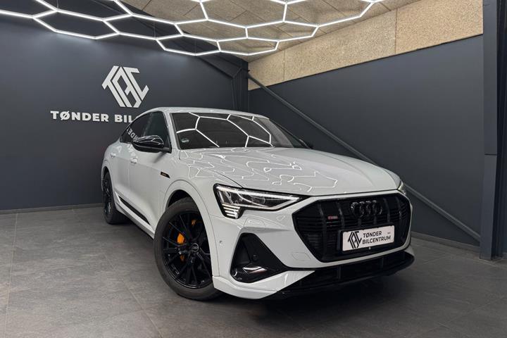 Hvid Audi e-tron fra 2022