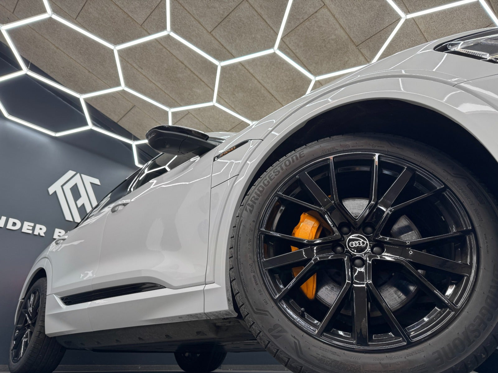 Hvid Audi e-tron fra 2022