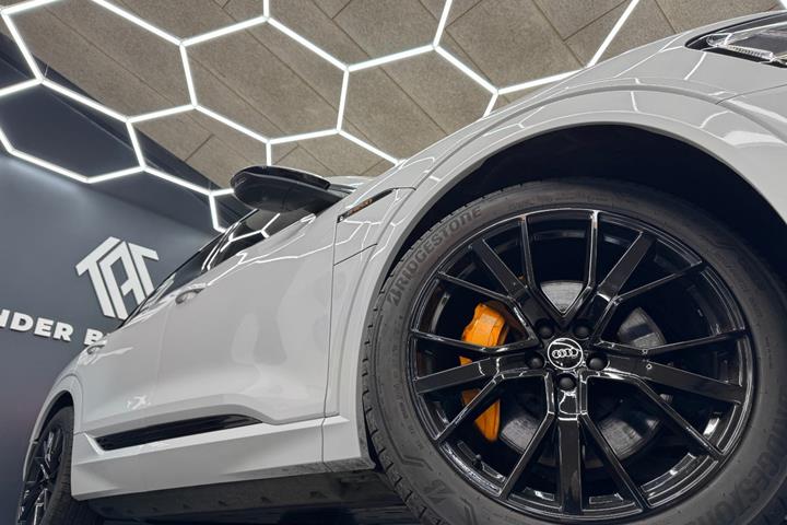 Hvid Audi e-tron fra 2022