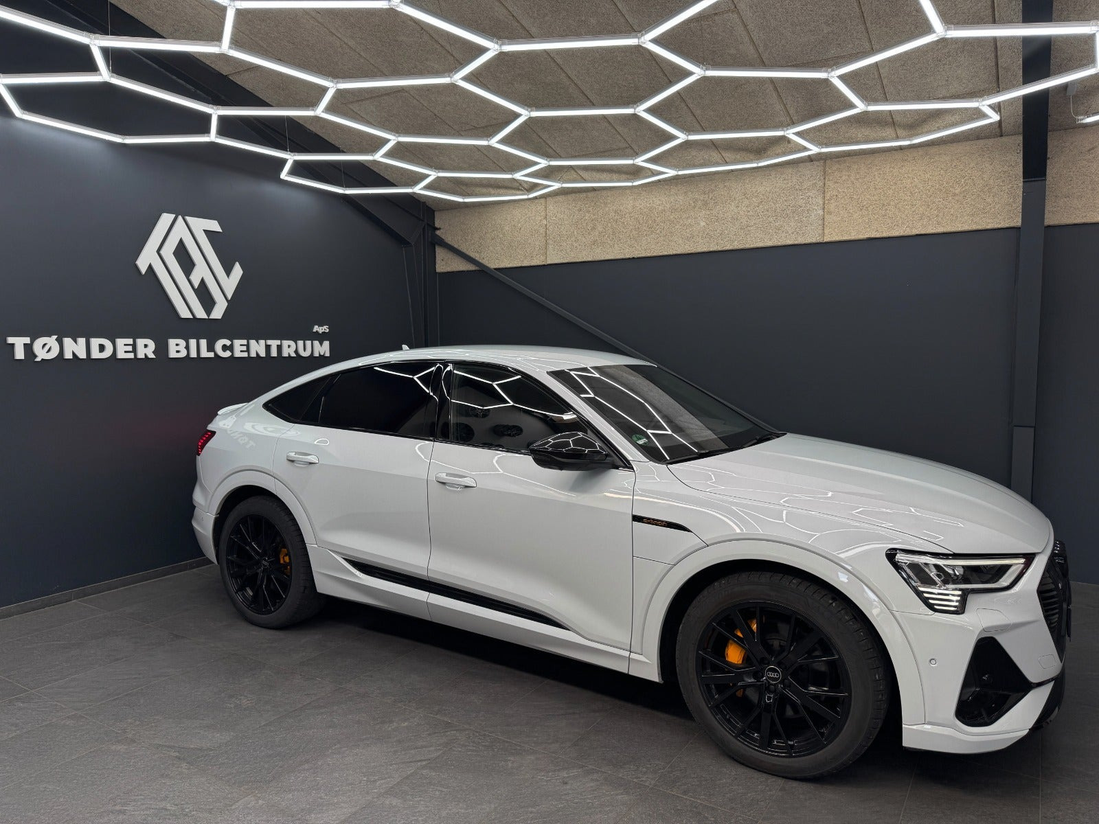 Hvid Audi e-tron fra 2022