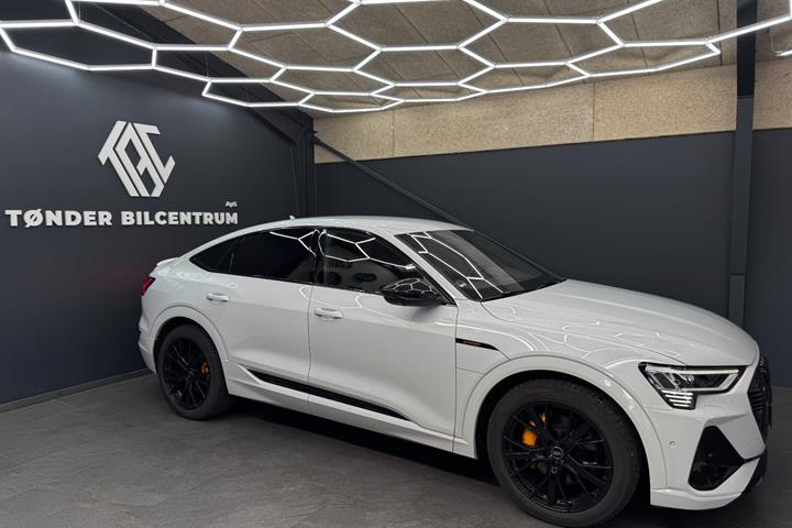Hvid Audi e-tron fra 2022