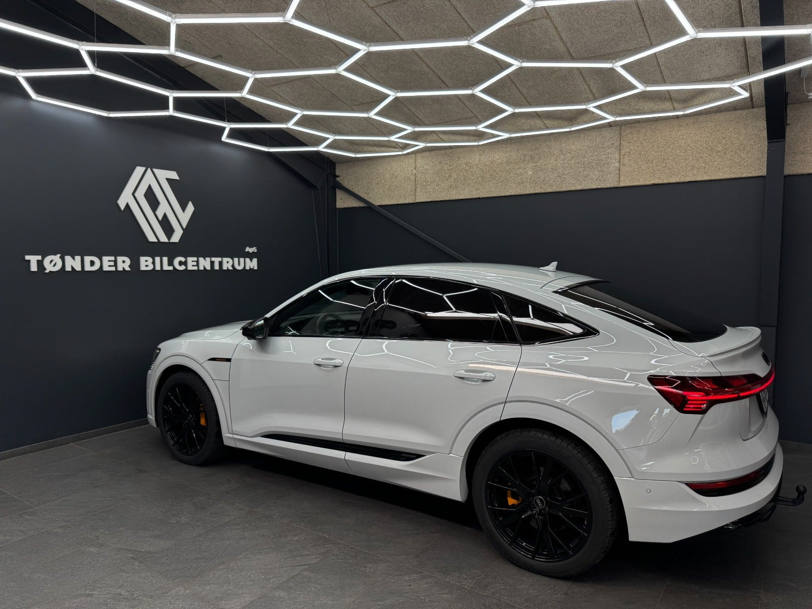 Hvid Audi e-tron fra 2022