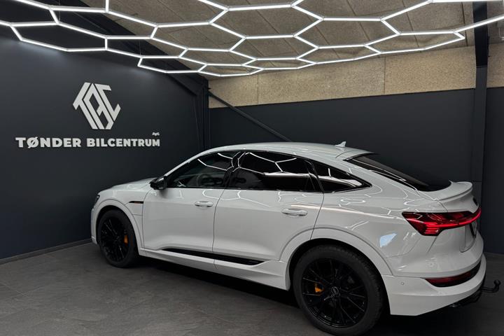 Hvid Audi e-tron fra 2022