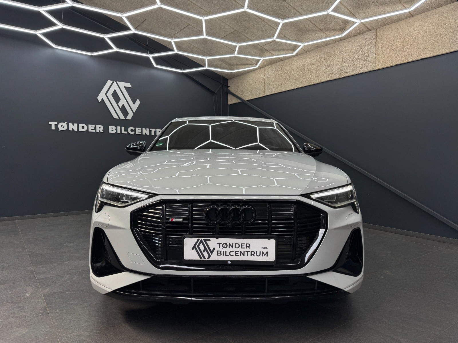 Hvid Audi e-tron fra 2022